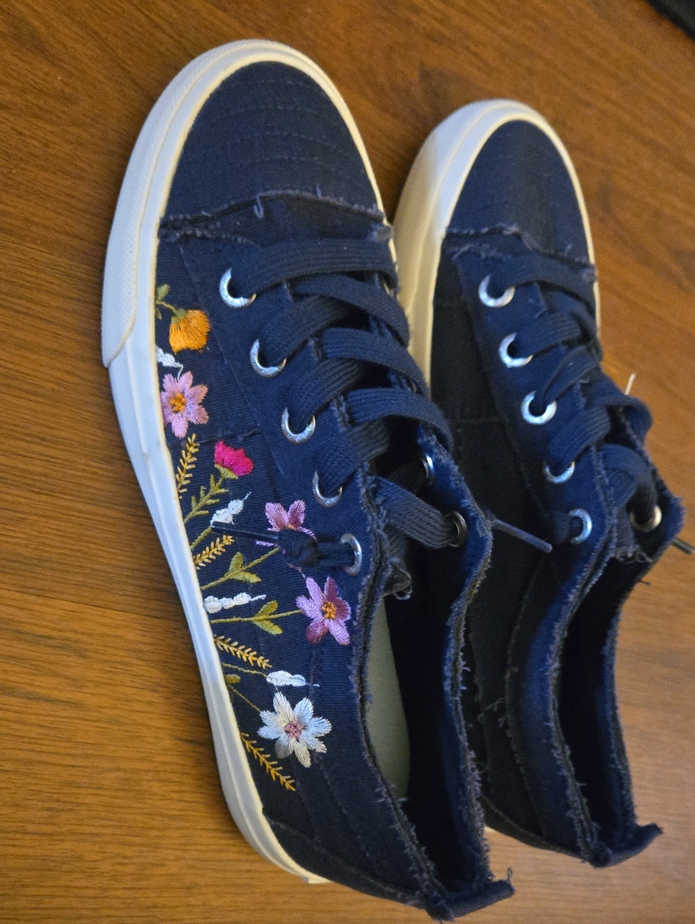Blowfish Malibu Navy Colorful Floral Embroidered Lace-Up Sneakers Size 8M NEW